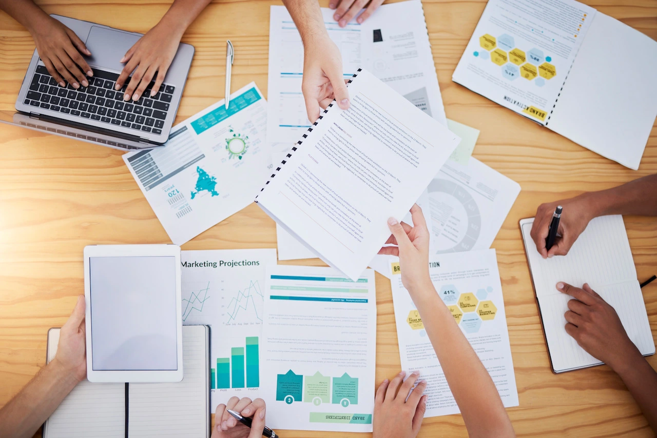 Tính minh bạch trong báo cáo (Reporting): Những chỉ số "ảo" (Vanity Metrics) mà Brand Manager cần cảnh giác