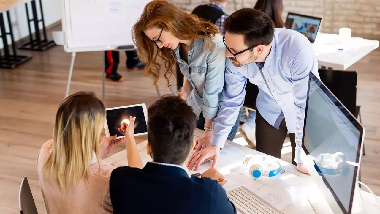 So sánh In-house vs. Agency vs. Hybrid Marketing: Lựa chọn nào tối ưu dòng tiền cho SMEs?